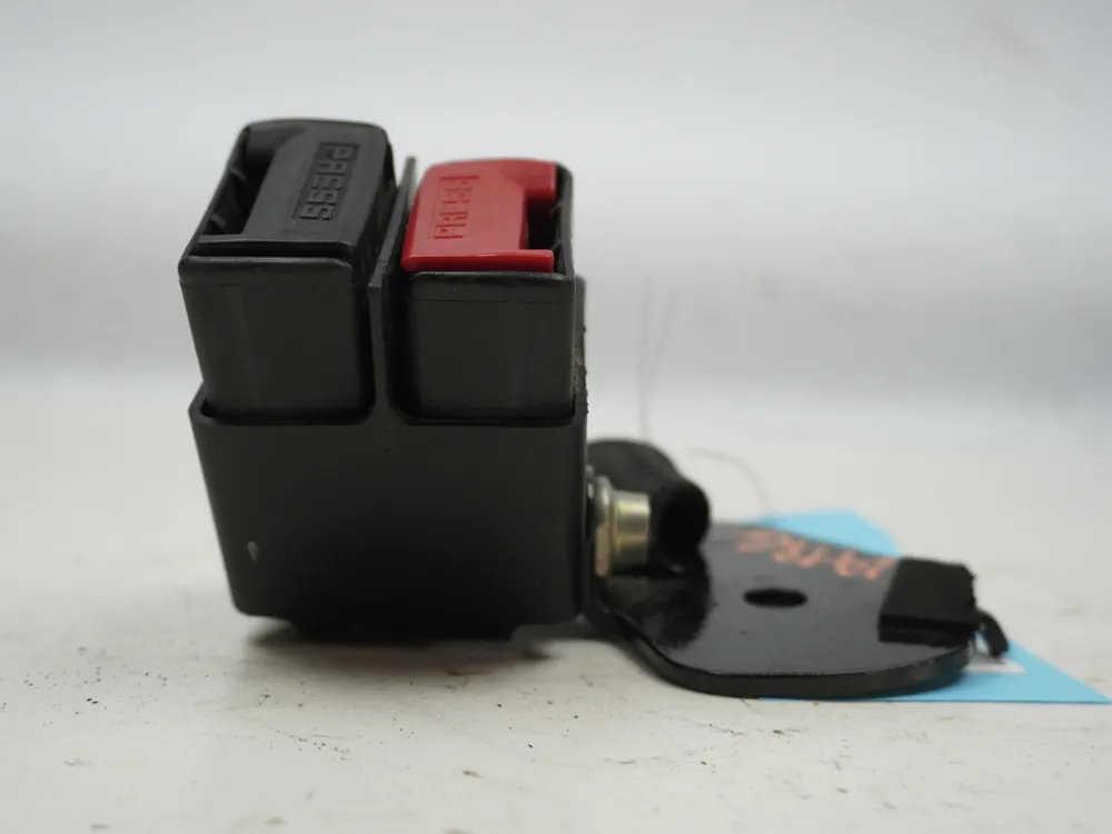 Plus que quelques articles - Ancrage ceinture arrière gauche occasion RENAULT CLIO CAMPUS II Phase 2 - 1.2i 60ch