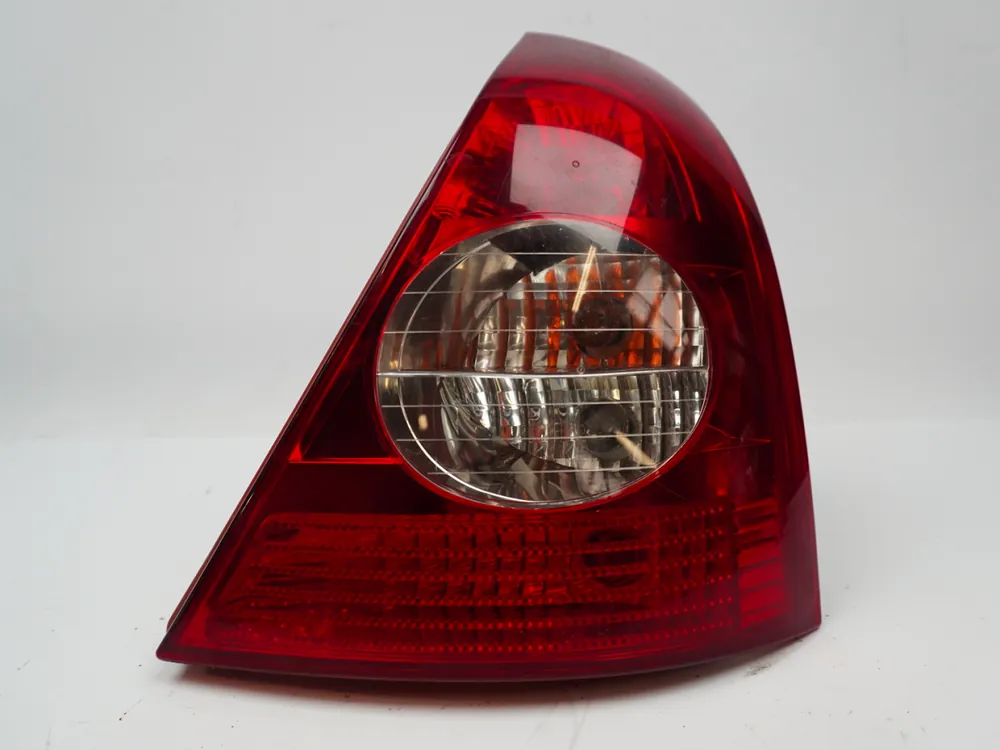 Feu arrière droit occasion RENAULT CLIO II Phase 2 - 1.4 16v - Prix avantageux