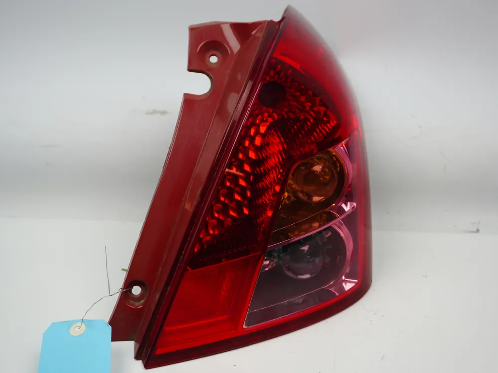 Disponible dès maintenant - Feu arrière droit occasion SUZUKI SWIFT III Phase 1 - 1.3 VVT