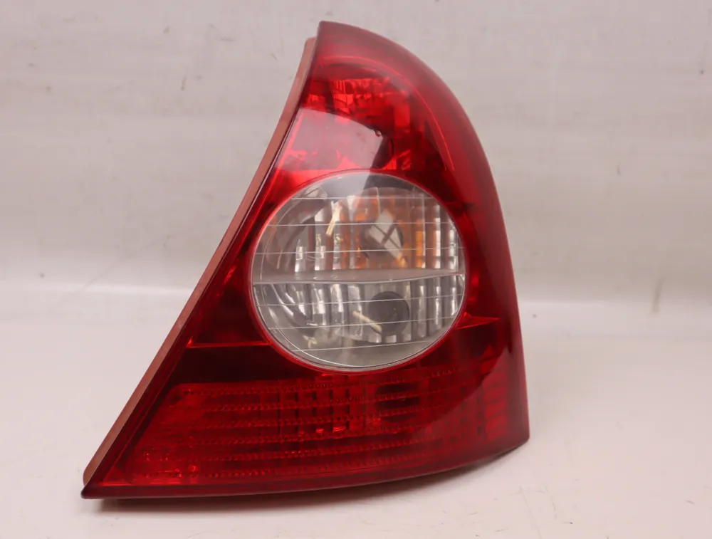 Feu arrière droit occasion RENAULT CLIO II Phase 2 - 1.4 16v - Derniers exemplaires