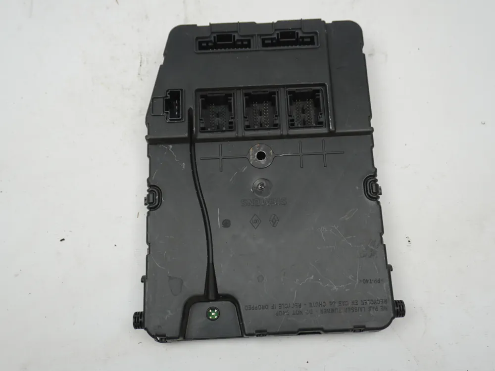 Économisez maintenant - UCH/BCM VIERGE occasion RENAULT SCENIC II Phase 1 - 1.6i 16v