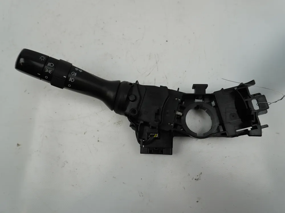 Retour gratuit | Commande eclairage occasion TOYOTA YARIS II Phase 2 - 1.4 D-4D 90ch
