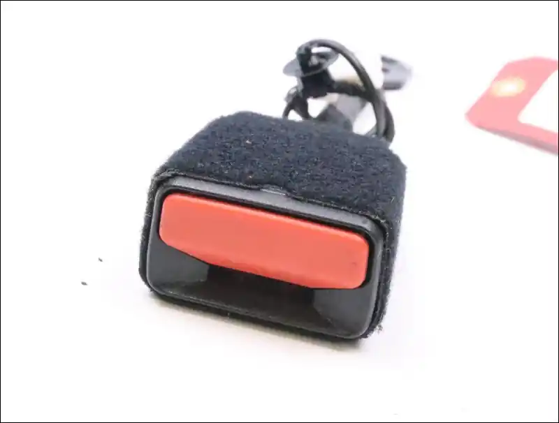 Disponible maintenant | Ancrage ceinture avant droit occasion CITROEN C3 III Phase 1 - 1.2i 82ch