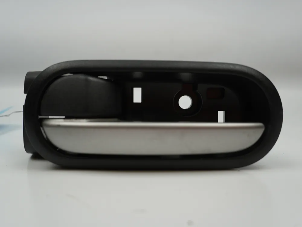 Poignee int porte avg occasion MAZDA MAZDA 2 II Phase 1 - 1.3 MZR | Plus que quelques unités