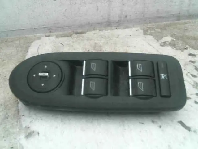 Réduction - Commande leve-glace porte avant gauche Ford CMAX I 1547152